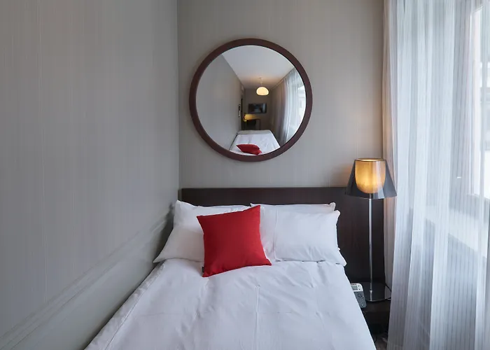Bergen hotels near Sailor's Monument