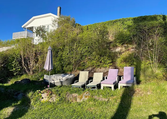 Pet friendly Seaside Retreat: Nordstrand Apartment with Garden and Cabin Oslo