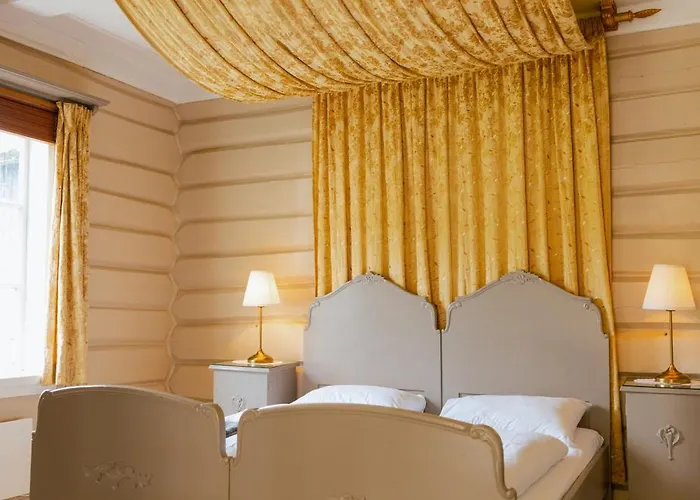 Lom Hotels
